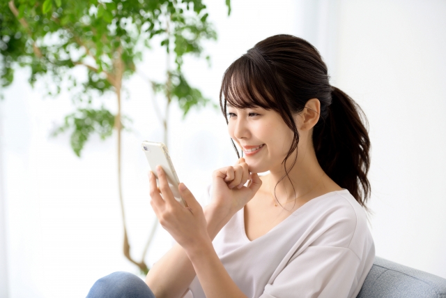 スマホを操作する女性